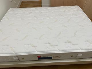 Cama de madera y metal