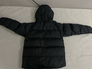 Chaqueta acolchada negra con capucha