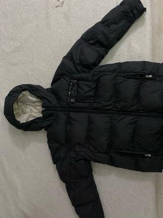 Chaqueta acolchada negra con capucha