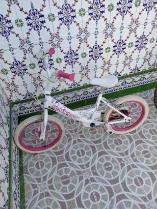 Bicicleta infantil blanca y rosa