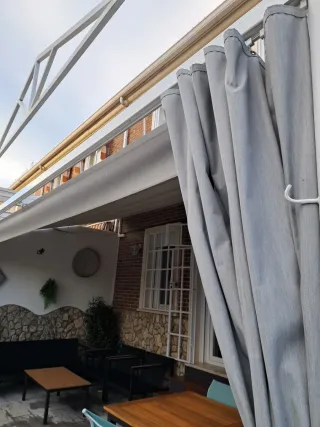Pérgola exterior y cortinas