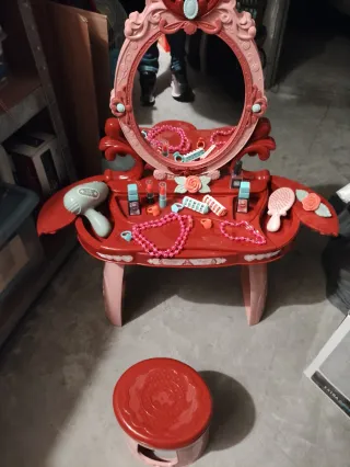 Tocador de juguete con accesorios