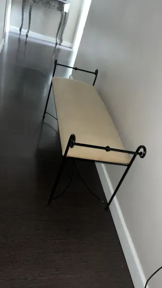 Banco de hierro y tela beige