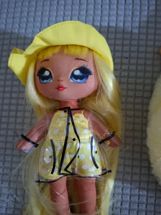 muñeca Na Na Na Surprise.  mide 22 cm.  como nueva