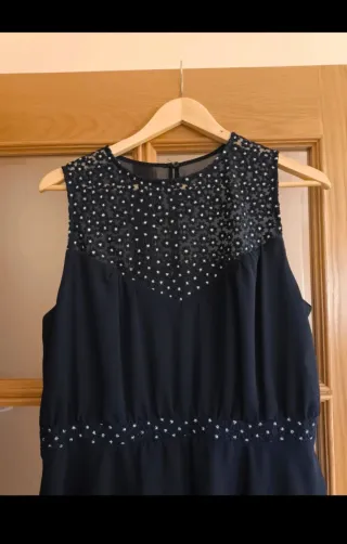 Vestido azul marino con bordados plateados