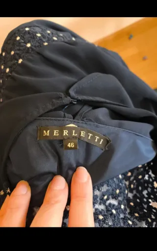 Vestido azul marino con bordados plateados