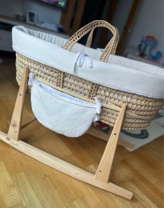 Moisés de mimbre con soporte de madera