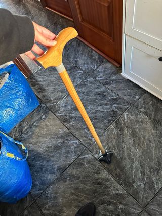 Bastón de madera con empuñadura