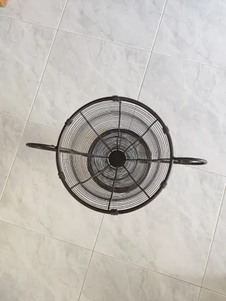 Jarrón de metal con asas. SIA.