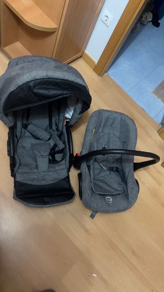 Carro de bebé con funda impermeable