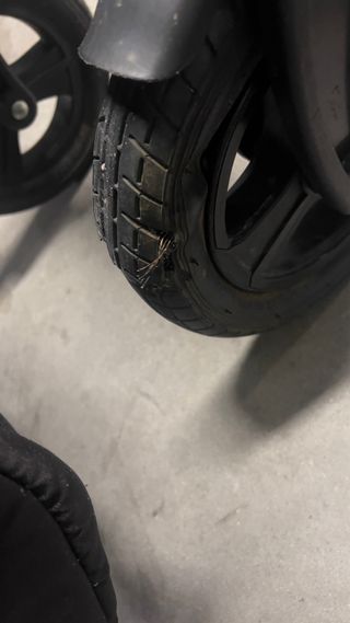 Carro de bebé con funda impermeable