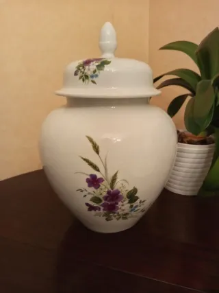 Tibor y jarra decorativos con plato