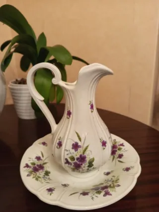 Tibor y jarra decorativos con plato