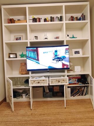 Estantería salón madera blanca y yute