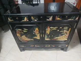 Mesita auxiliar con incrustaciones