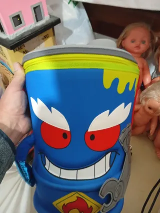 Mochila Super Things y Lata Puzzle la sobre