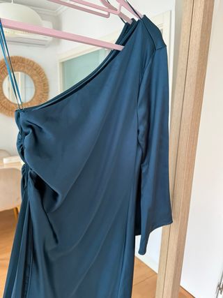 Vestido fiesta Zara asimétrico verde