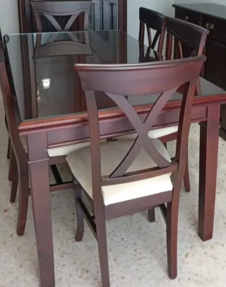 Mesa de comedor y 6 sillas de madera