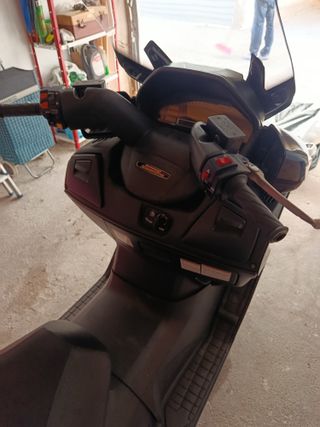 Suzuki Maxi Scooter Azul Automática