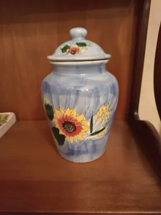 Jarrón de cerámica azul con girasoles