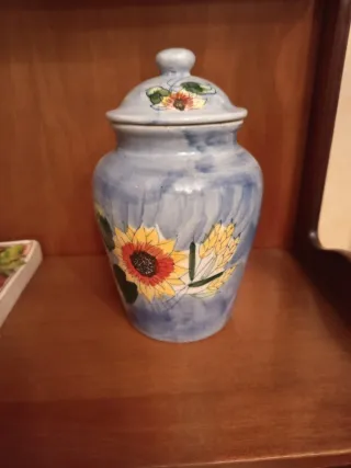 Jarrón de cerámica azul con girasoles