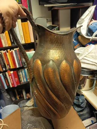 Brocca in metallo martellato