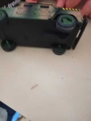 Coche todoterreno militar y coche policía