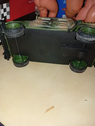 Coche todoterreno militar y coche policía