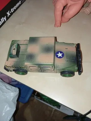 Coche todoterreno militar y coche policía