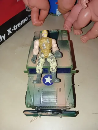 Coche todoterreno militar y coche policía