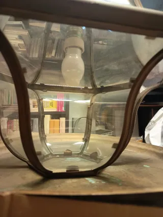 Lampadario antico in metallo e vetro