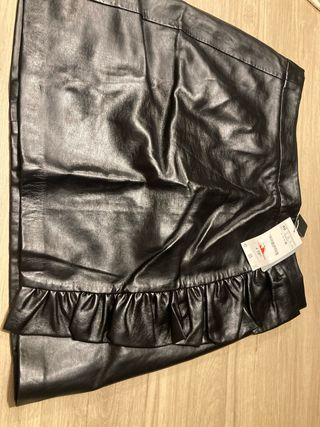 Falda cuero negra con volantes Talla L