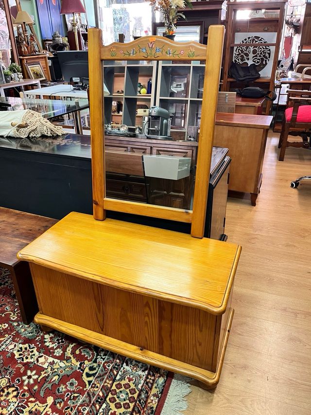 Baúl de madera con espejo decorado