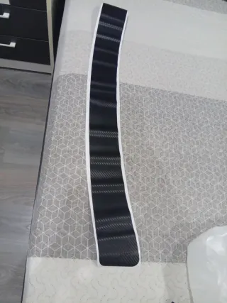 Protector maletero coche efecto carbono.