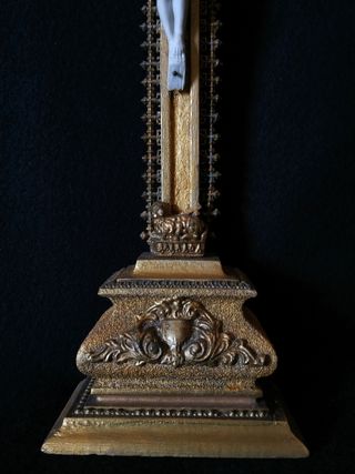 Crucifijo con Cristo de porcelana biscuit /  1900