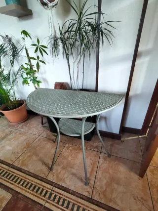 Mesita semicircular de forja