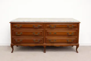 Cómoda de madera con tapa de mármol