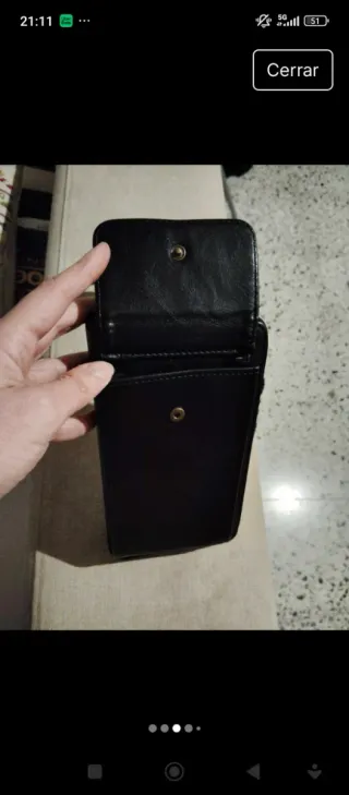 Bolso monedero negro con correa