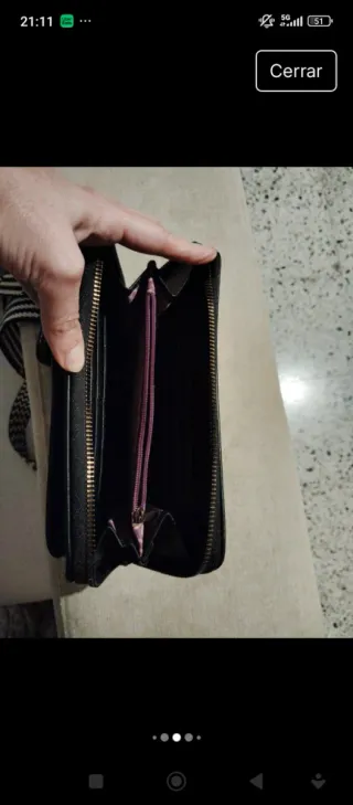 Bolso monedero negro con correa