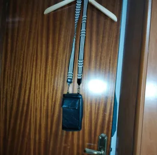 Bolso monedero negro con correa