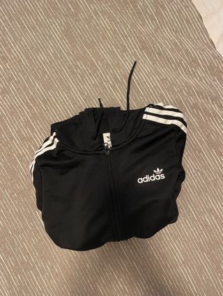 Sudadera Adidas con cremallera y capucha