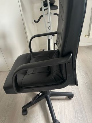 Silla ergonómica de oficina negra