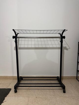 Perchero Metálico con Ruedas