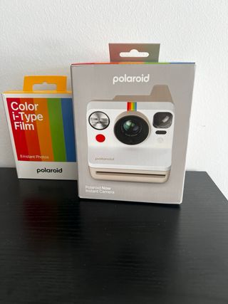 Cámara Instantánea Polaroid Now + Film