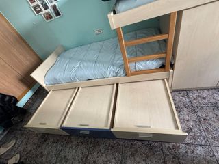Cama tipo litera con cajones