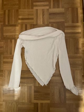 Jersey blanco escotado asimétrico