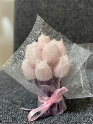 Vela artesanal decorativa de tulipanes