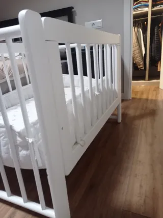 Cuna de bebé blanca