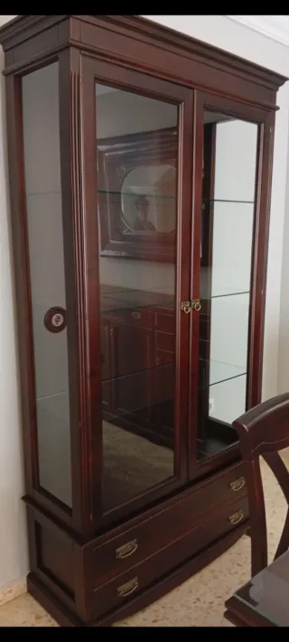 Vitrina de madera con puertas de cristal