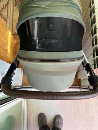 Carrito Joolz Hub+ verde oliva con funda lluvia